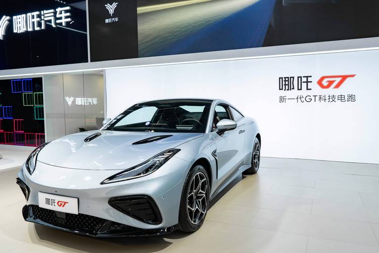 佛山23哪吒汽车在智能汽车领域的表现，领途汽车在新能源汽车市场中的影响力